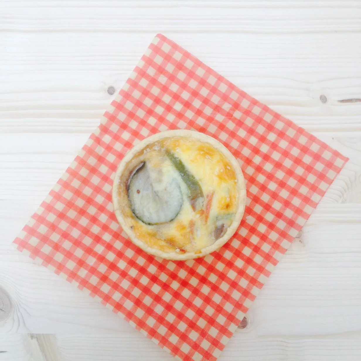 Le Petit Wrap de l'Abeille qui Emballe avec un ramequin de flan de légumes