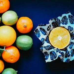 Conserver un fruit avec un bee wrap