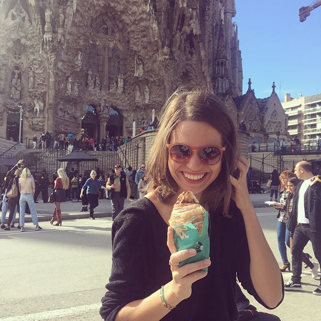 Un sandwich dans un bee wrap de L'abeille qui emballe en voyage à Barcelone&nbsp;!