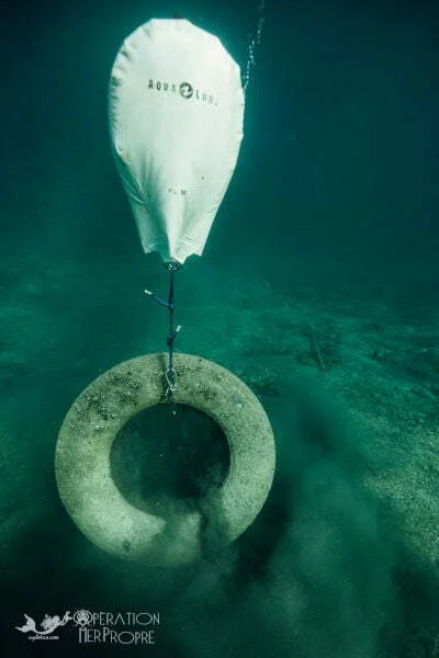 Flotteur pour remonter les déchets sous-marins