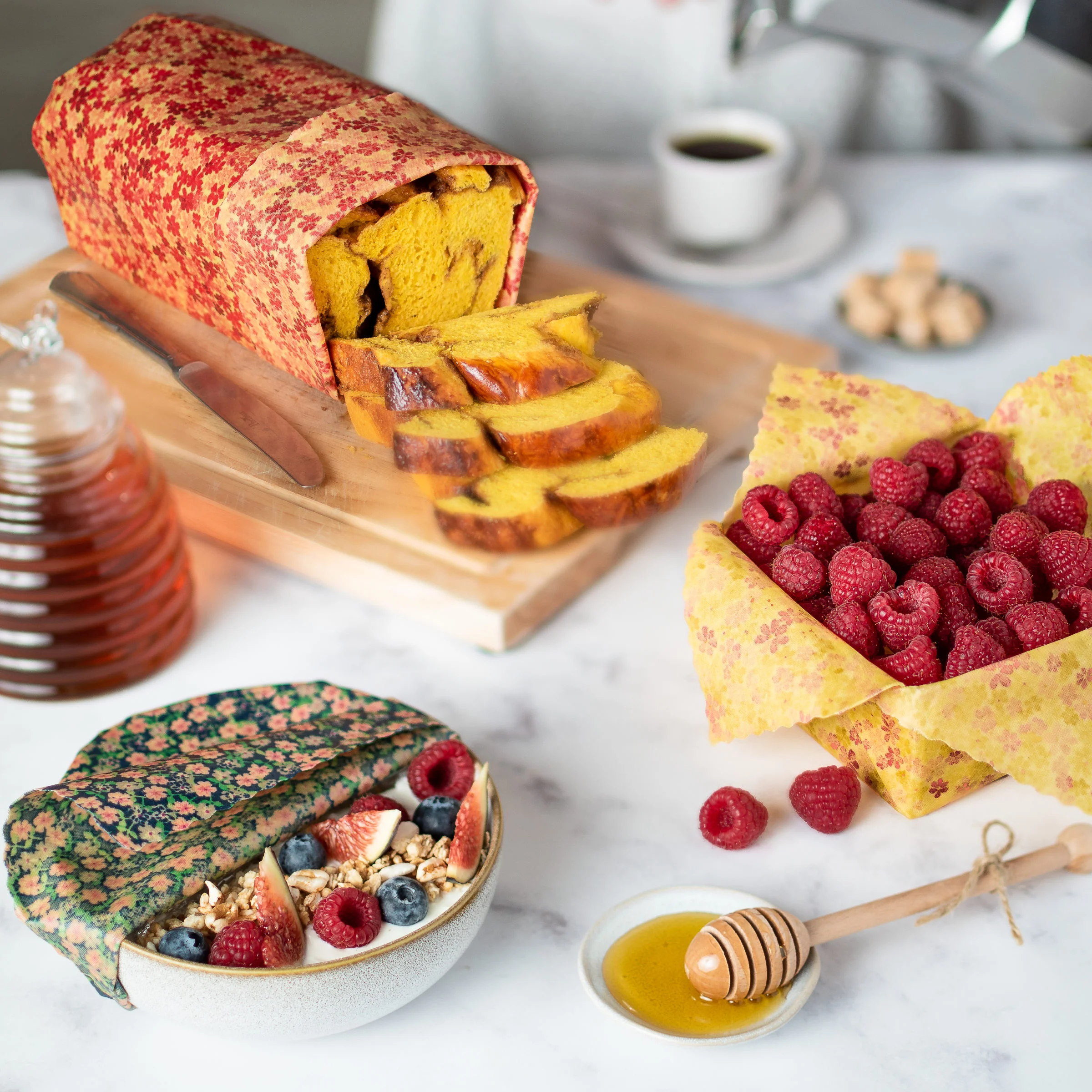 Le pack découverte de 3 bee wraps collection "fleurs des champs" met en valeur un petit déjeuner appétissant ☕️🍯🍰🍓🫐