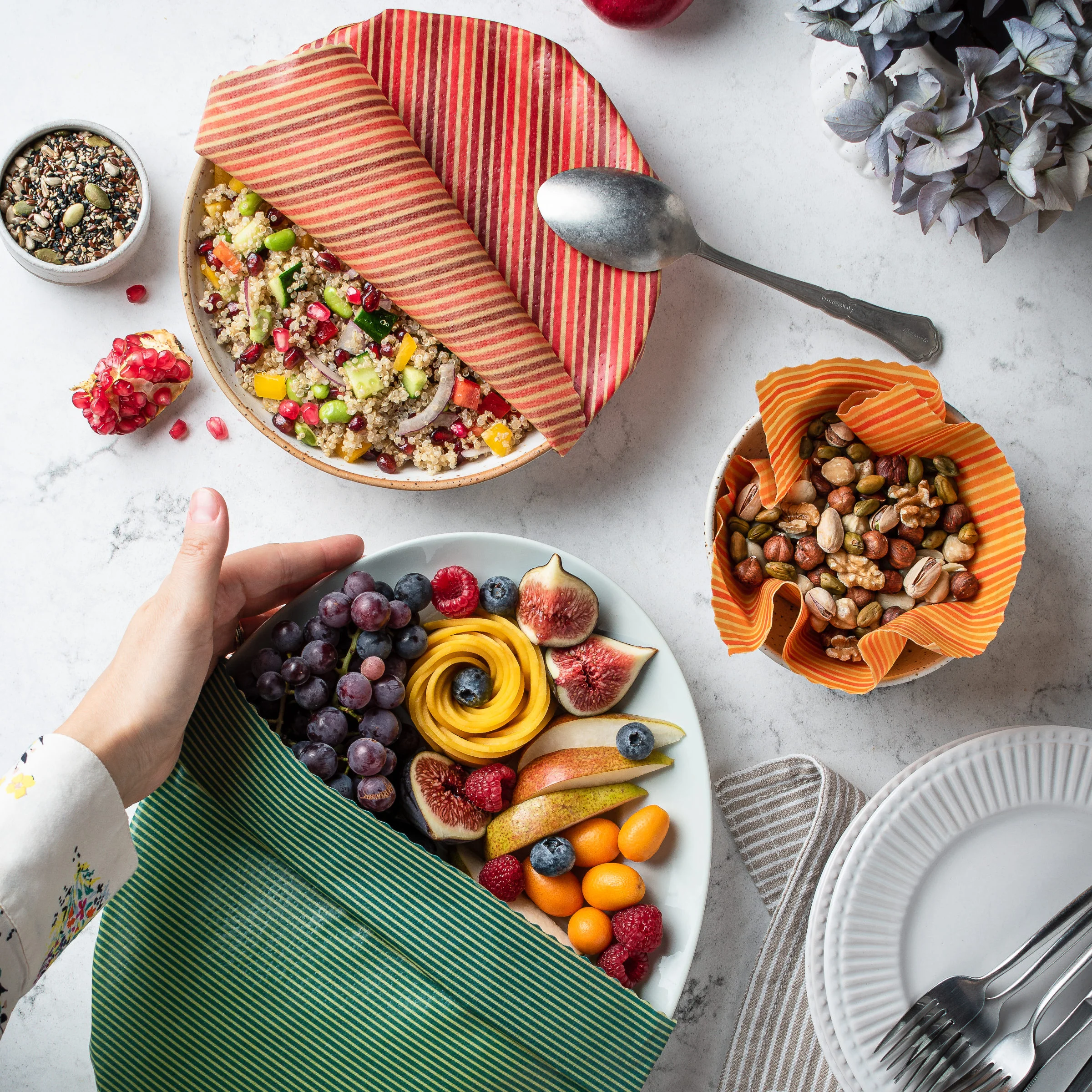 Un grand bee wrap pour couvrir la salade de fruits, un moyen pour le taboulet et le petit pour présenter les fruits à coque de l'apéro.