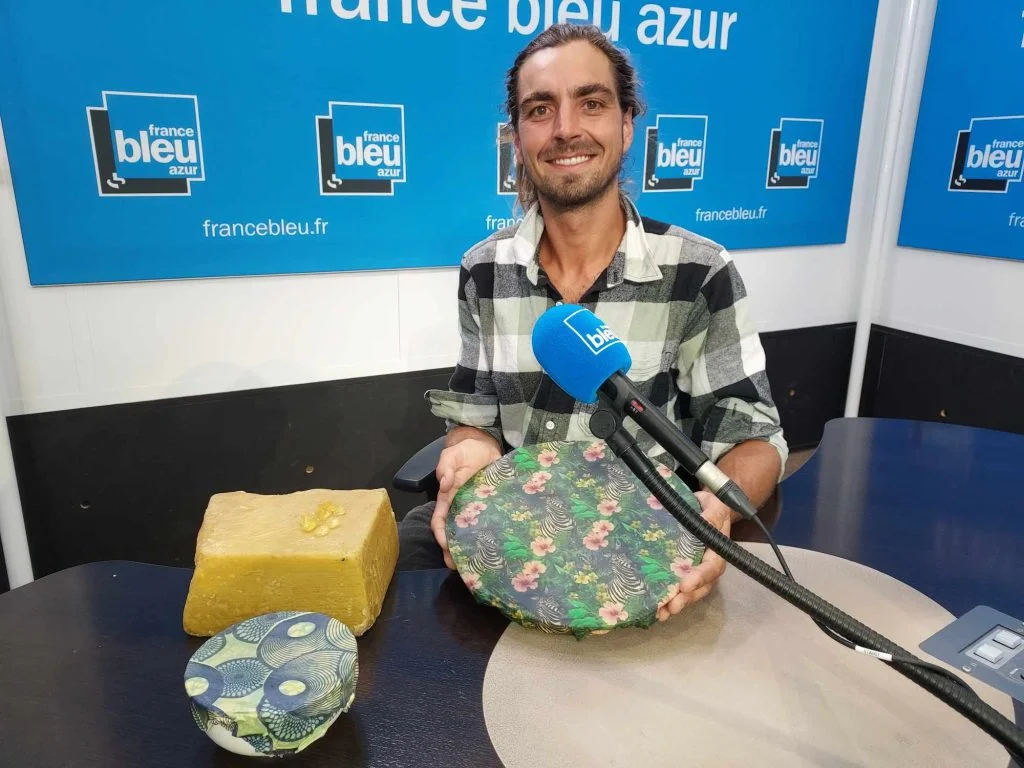 L'abeille qui emballe dans le studio de France Bleu Azur, pour l'émission "L'invité qui fait du bien à la planète"