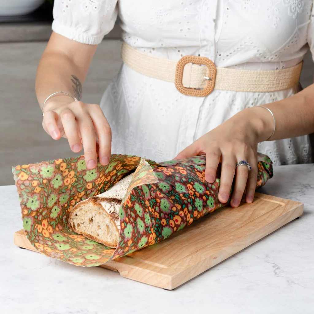 Bee wrap "baguette" (taille XL) collection "Liberty" de L'abeille qui emballe couvrant un gros pain