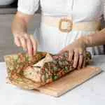 Bee wrap "baguette" (taille XL) collection "Liberty" de L'abeille qui emballe couvrant un gros pain