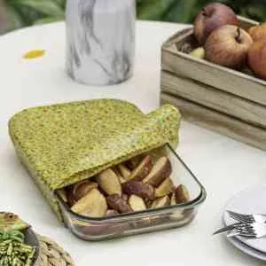 Bee wrap taille L Collection "Fleurs des champs" de L'abeille qui emballe couvrant un grand plat rectangulaire