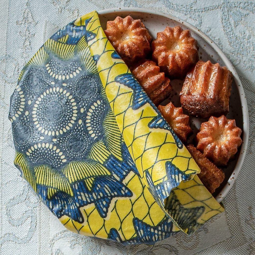 Bee wrap taille Small collection "Fleurs des champs" de L'abeille qui emballe, couvrant un bol petit plat de canelés