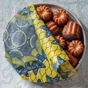 Bee wrap taille Small collection "Fleurs des champs" de L'abeille qui emballe, couvrant un bol petit plat de canelés