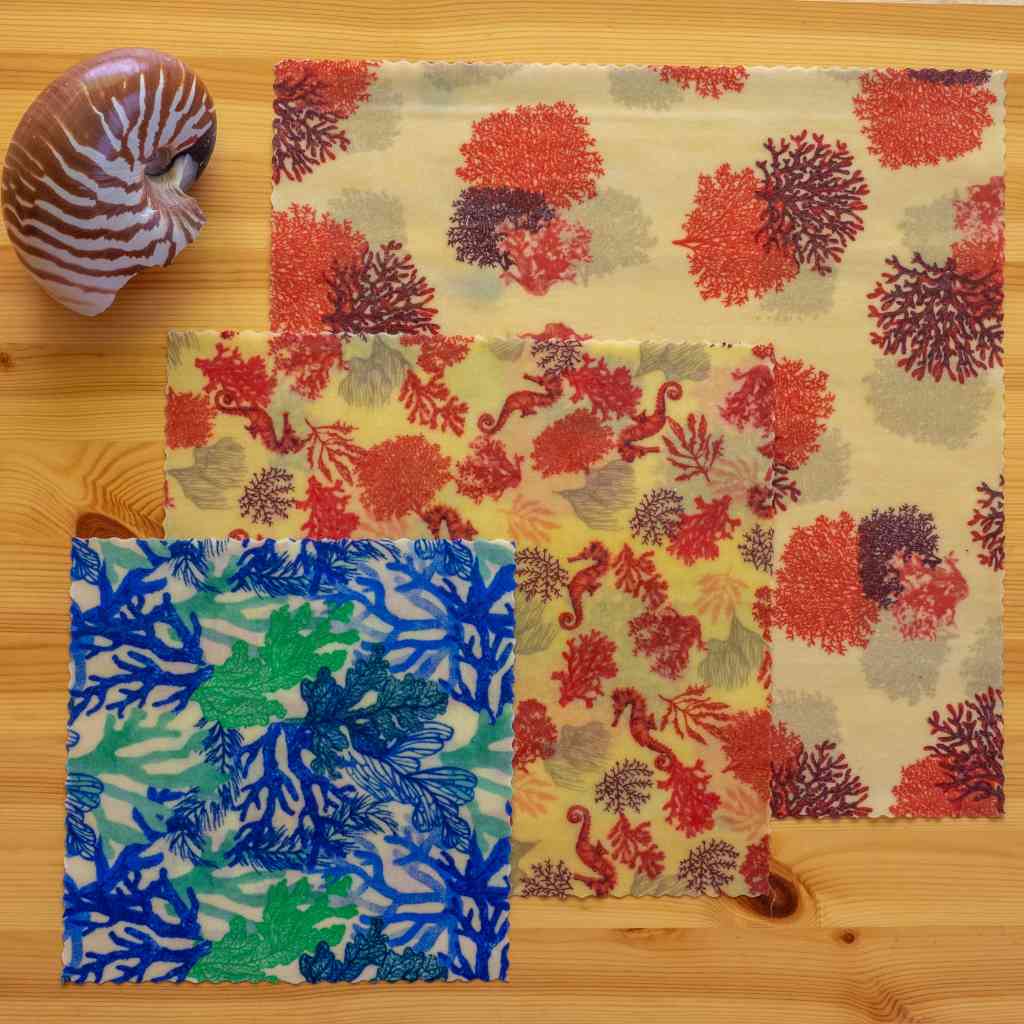 3 bee wraps taille S M L, collection "Air Marin" de L'abeille qui emballe: motifs coraux bleu, verts rouges et hypocampes