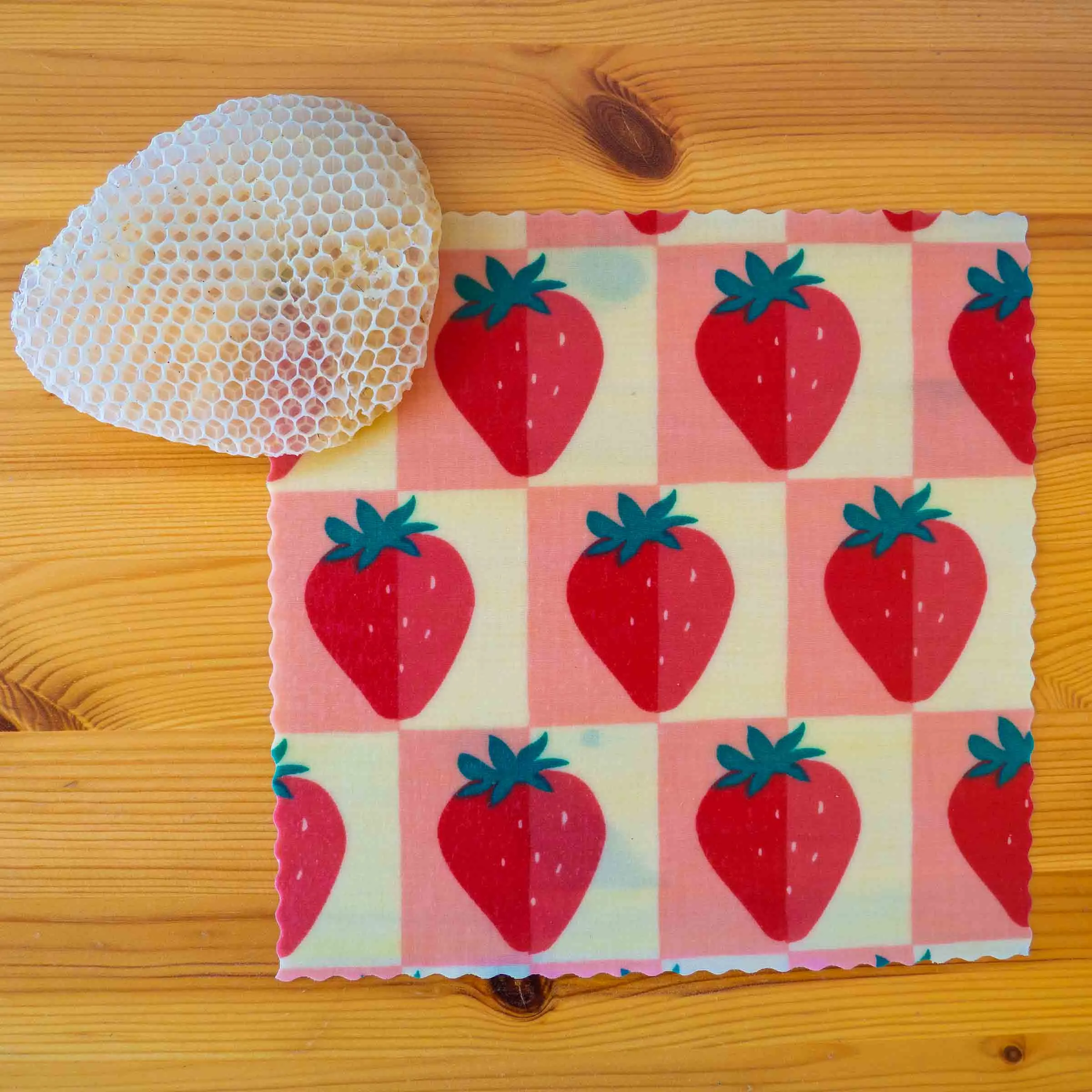 bee wrap taille Small - Fraises - L'abeille qui emballe
