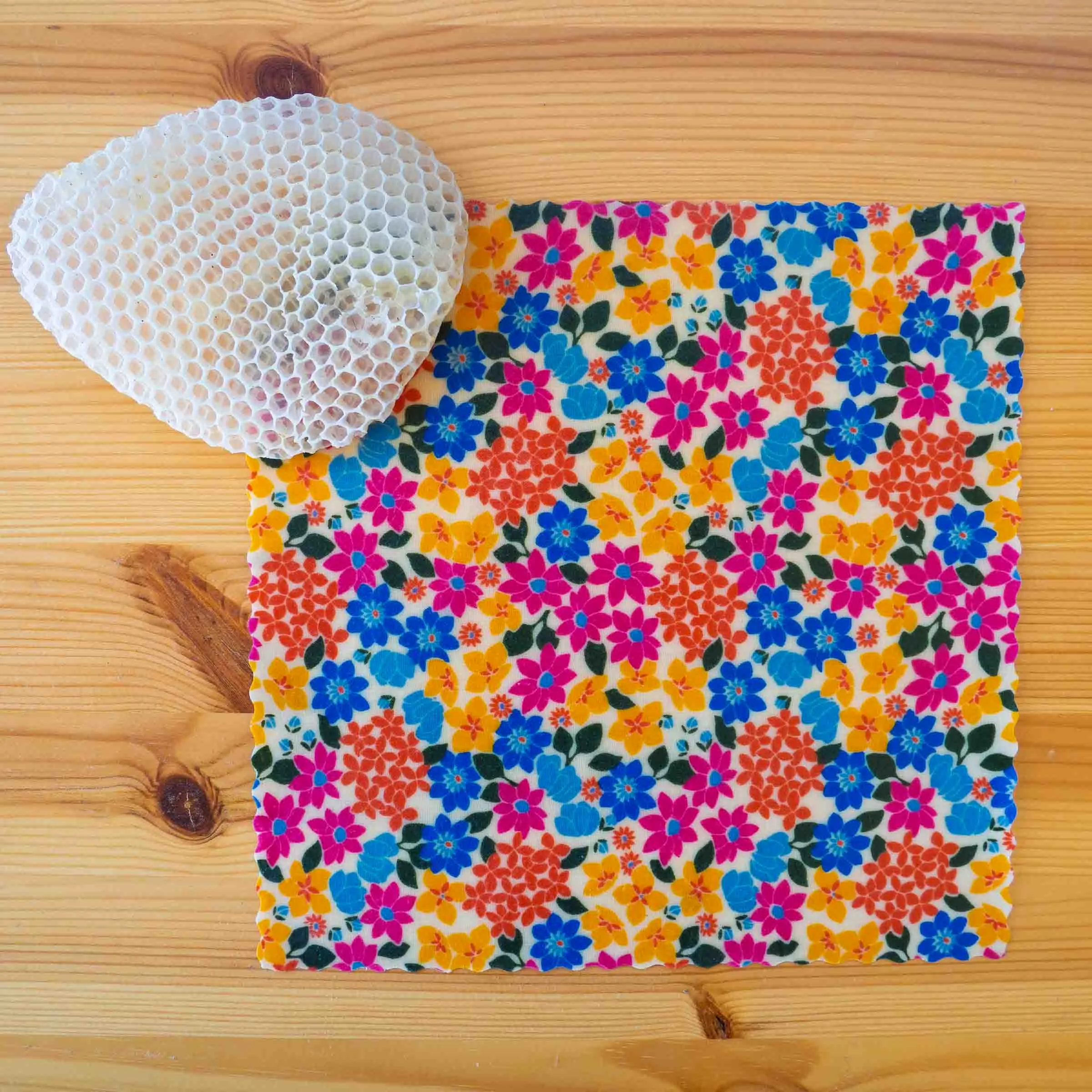 bee wrap taille Small - Petites fleurs - L'abeille qui emballe