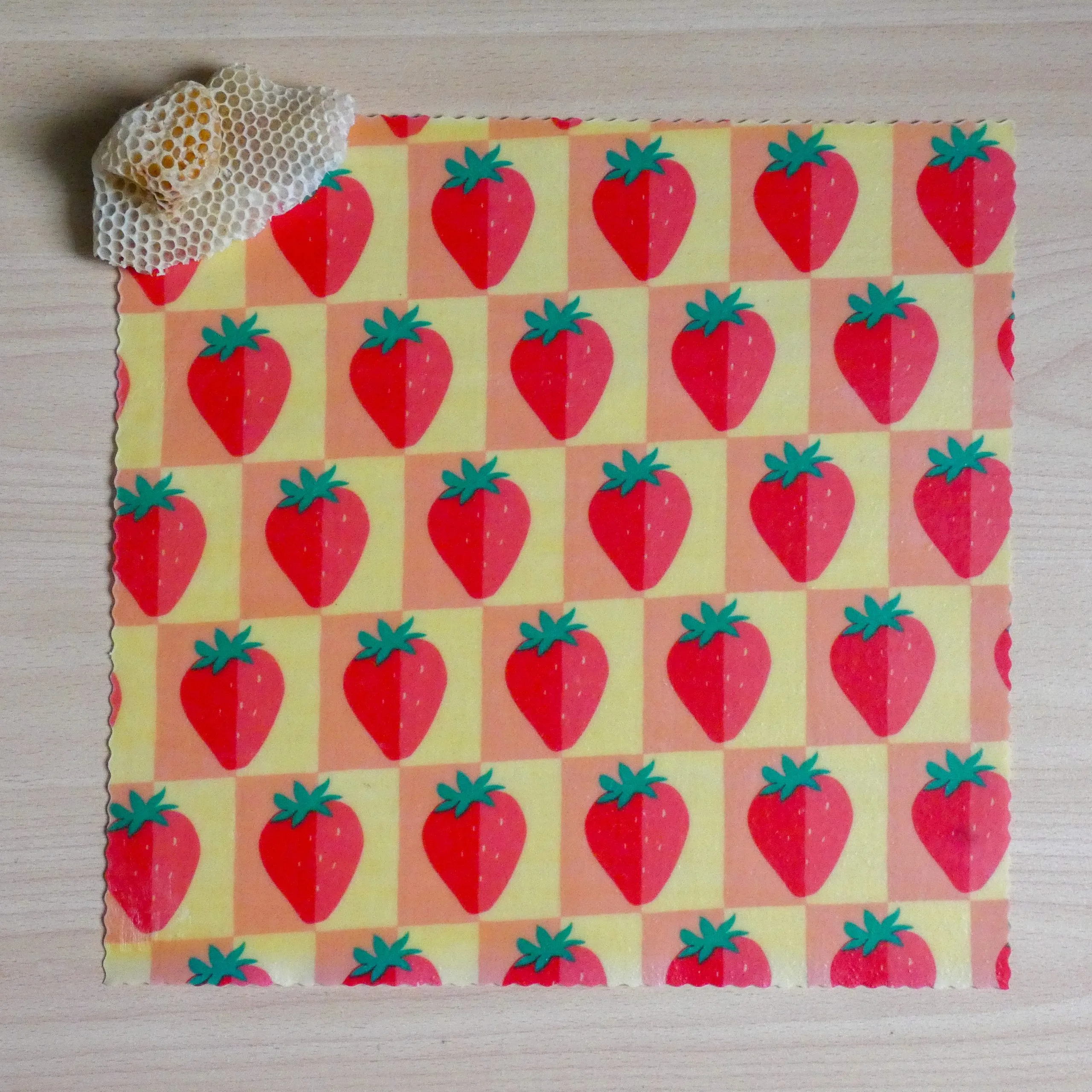 bee wrap taille Large - fraises - L'abeille qui emballe