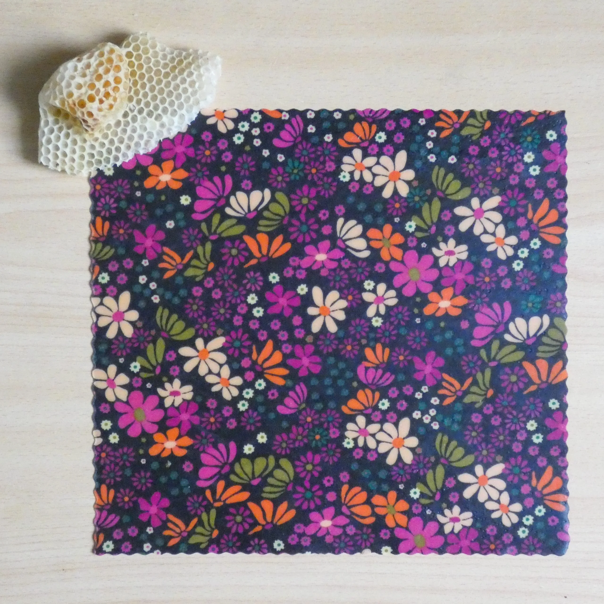 bee wrap taille Medium - Fleurs - L'abeille qui emballe