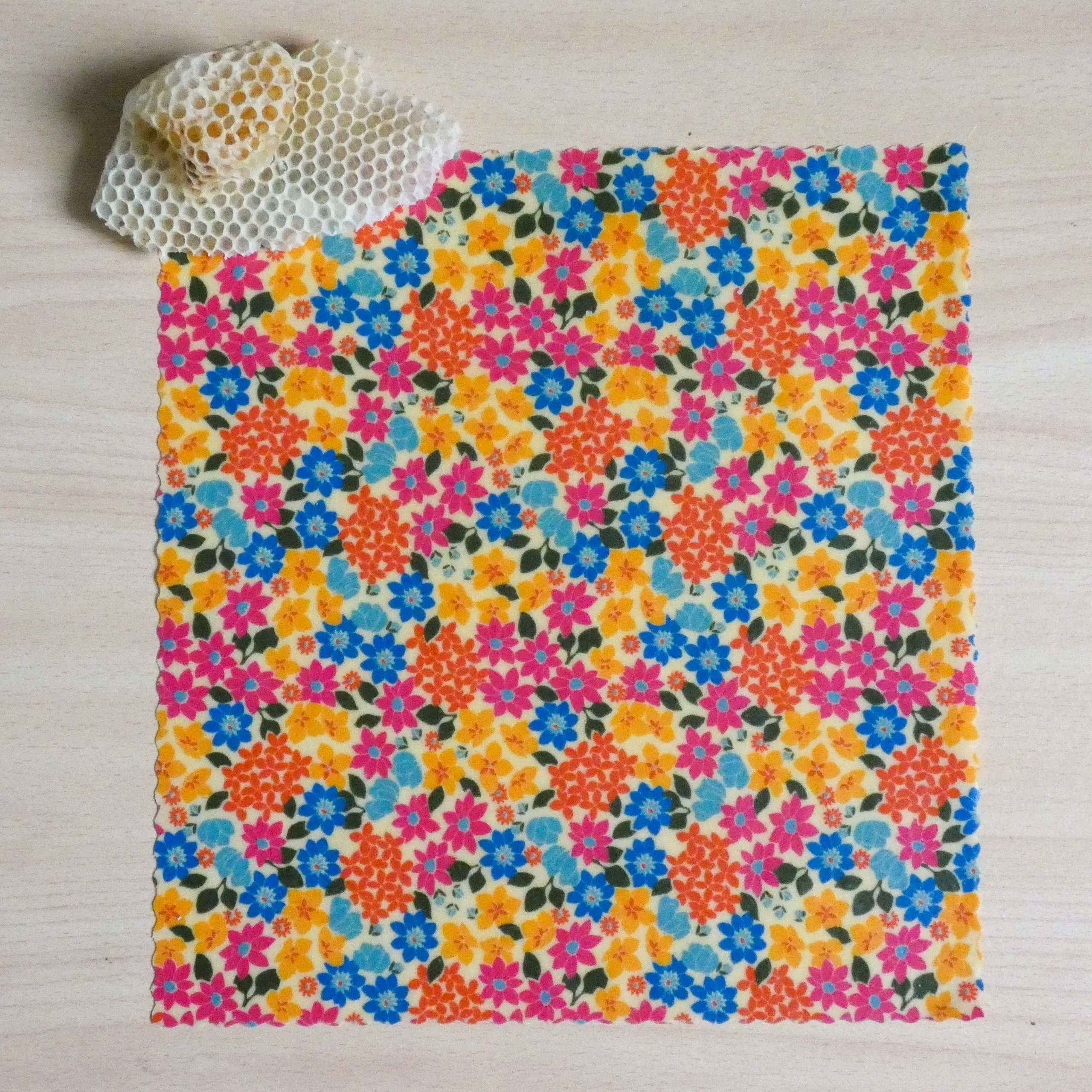 bee wrap taille Medium - Fleurs - L'abeille qui emballe