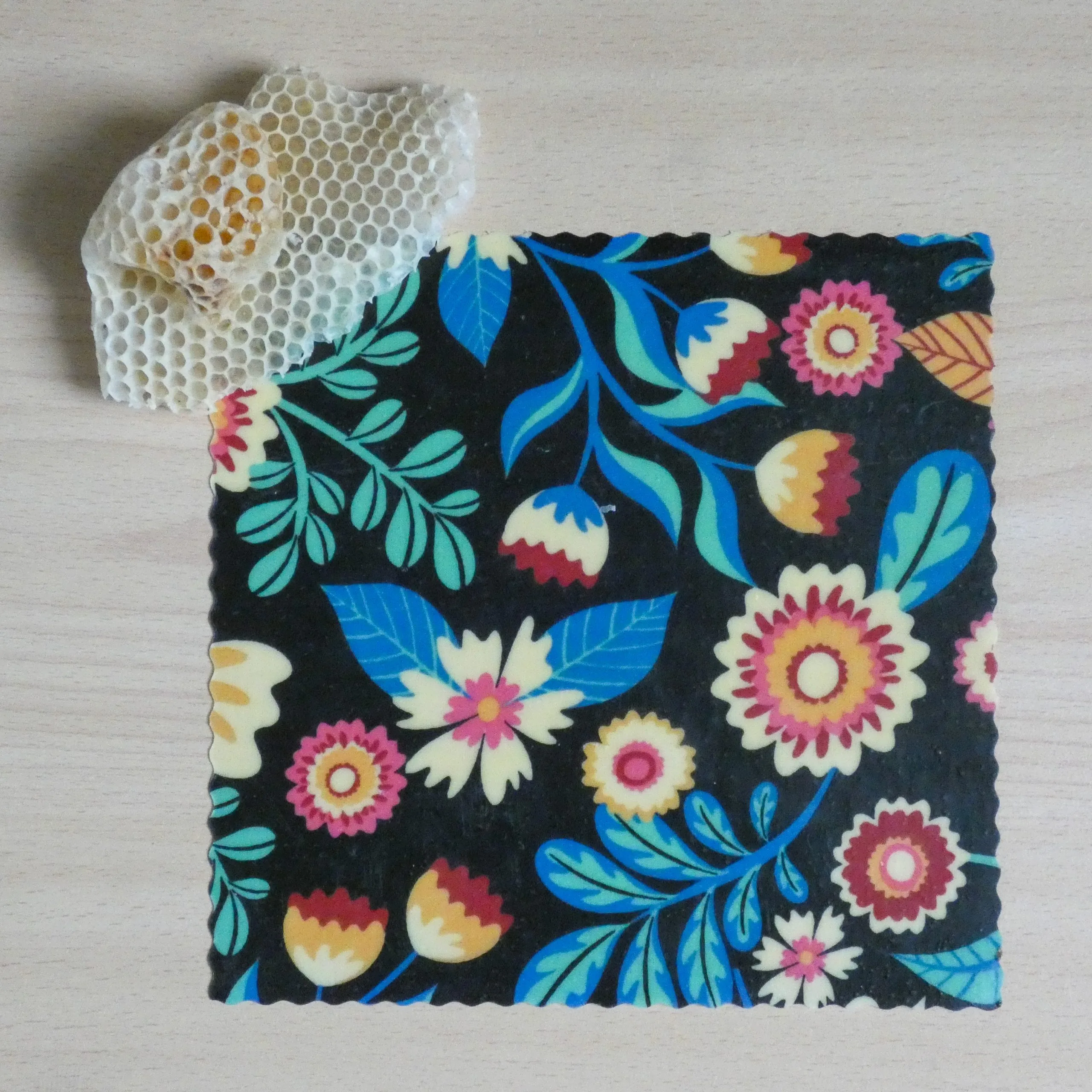 bee wrap taille Small - Grandes fleurs - L'abeille qui emballe