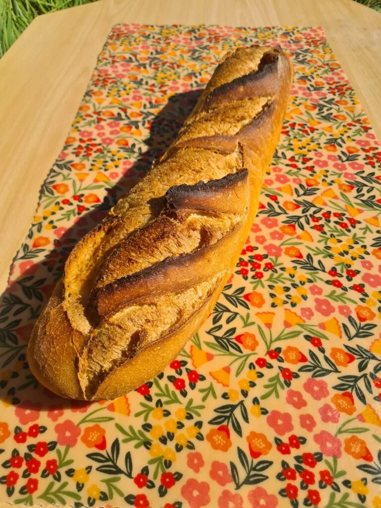 Le bee wrap XXL remplace le sac à pain pour emballer une baguette !