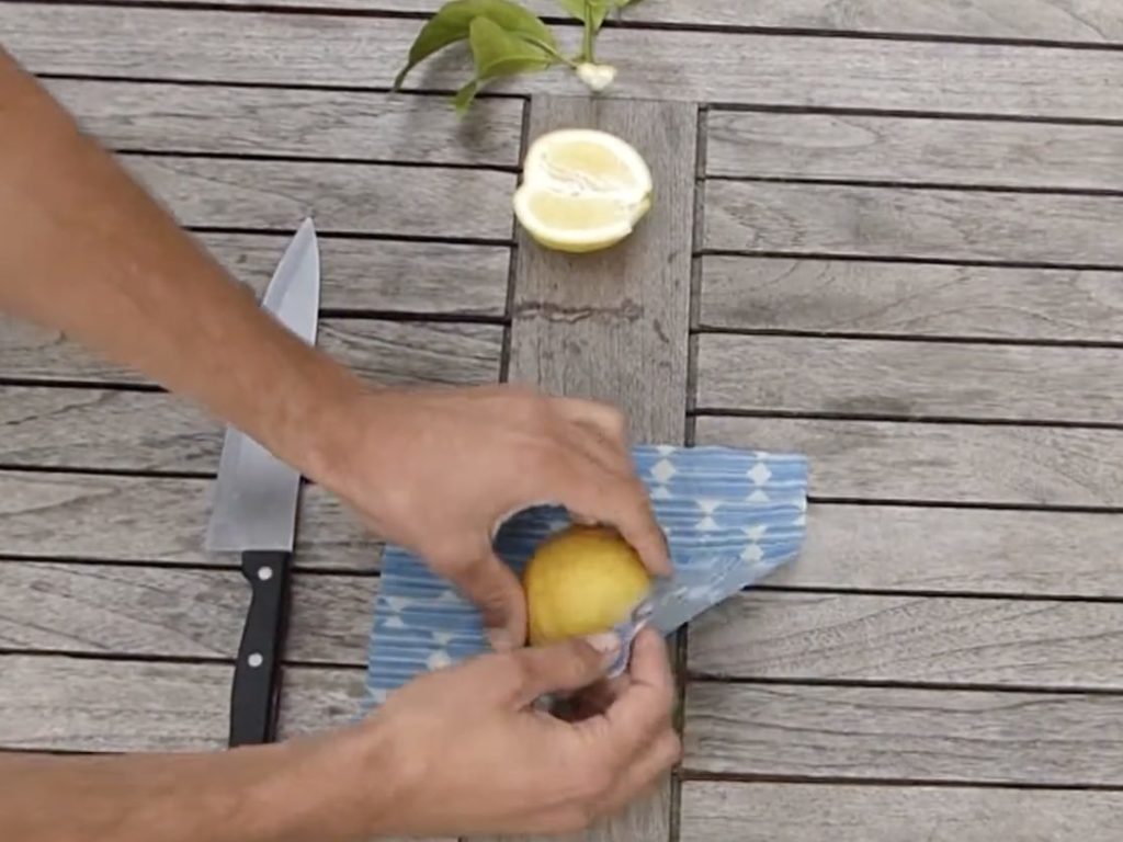 Etape 2&nbsp;: j'emballe avec mon wrap de L'abeille qui emballe